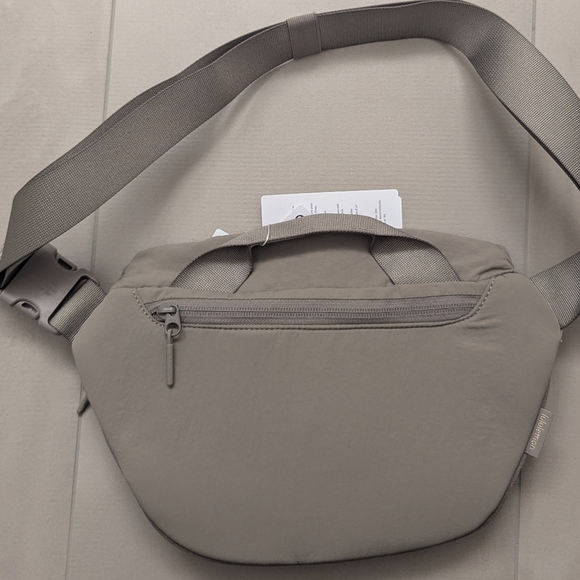 Lululemon Curved Crossbody Bag, Warm Ash Grey 3L - Picture 2 of 7